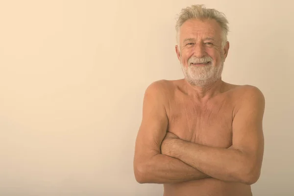 Studio Záběr Šťastný Starší Vousatý Muž Usmívající Bez Košile Rukama — Stock fotografie
