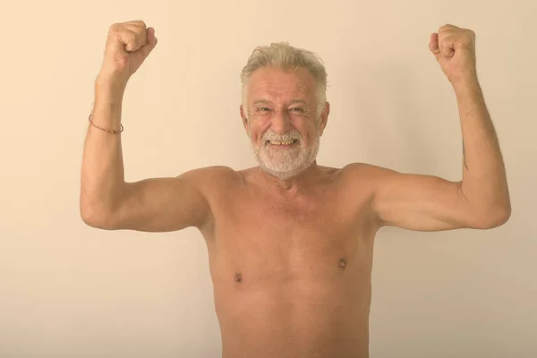 Stüdyoda Gülümseyen Yaşlı Sakallı Bir Adamın Iki Kolu Beyaz Arka — Stok fotoğraf