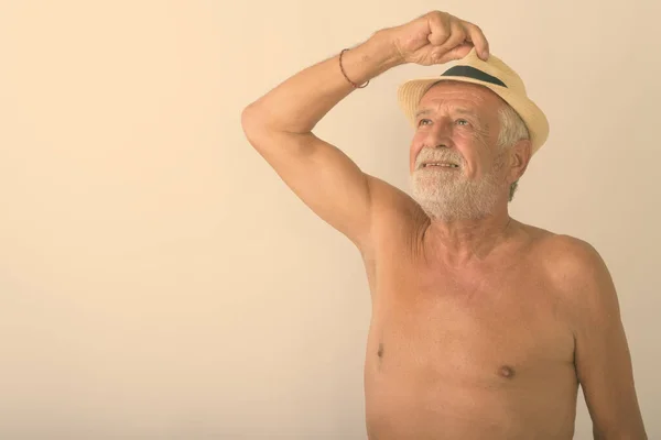 Студійний Знімок Щасливого Старшого Бородатого Чоловіка Який Посміхається Думаючи Тримаючи — стокове фото