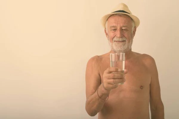 Studio Colpo Felice Anziano Barbuto Uomo Sorridente Mentre Guarda Bicchiere — Foto Stock