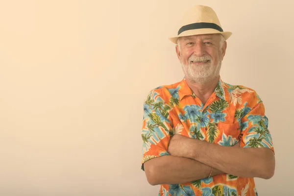 Mutlu Yaşlı Sakallı Turistin Kolları Beyaz Arka Planda Çapraz Şapka — Stok fotoğraf