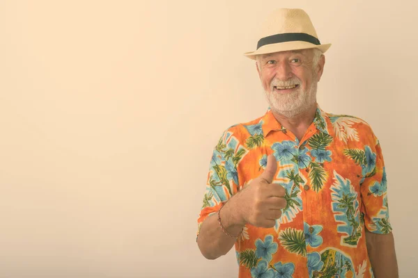 Yaşlı Sakallı Gülümseyen Beyaz Arka Planda Şapka Takan Yaşlı Turistin — Stok fotoğraf