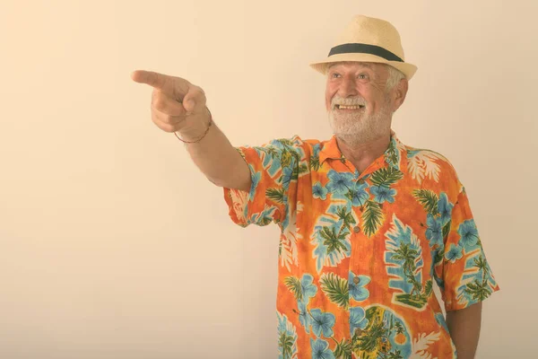 Studio Colpo Felice Anziano Barbuto Turista Uomo Sorridente Mentre Punta — Foto Stock