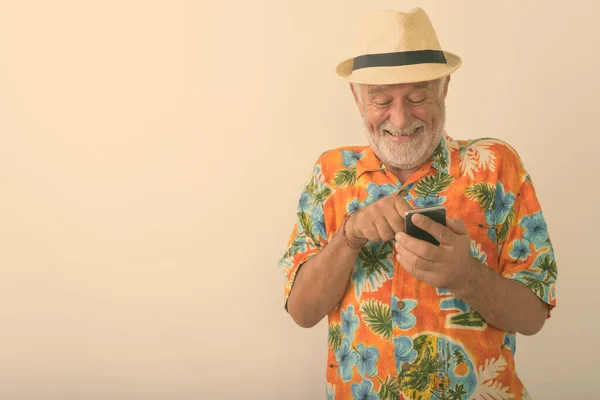 Mutlu Yaşlı Sakallı Turistin Gülümseyen Kıkırdayan Cep Telefonuyla Beyaz Arka — Stok fotoğraf