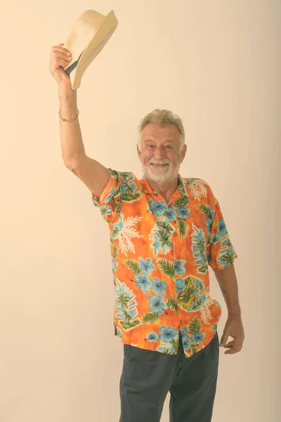 Estúdio Tiro Feliz Homem Turista Barbudo Sênior Sorrindo Enquanto Levantando — Fotografia de Stock