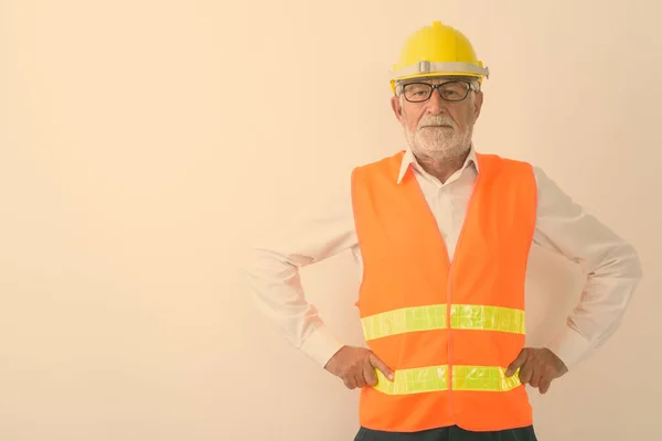 스튜디오에서는 배경에 안경을 모습으로 작업복을 잘생긴 건설업자의 모습을 찍었다 — 스톡 사진