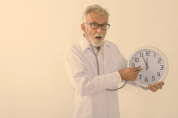 Estudio Disparo Guapo Anciano Barbudo Médico Hombre Usando Estetoscopio Reloj — Foto de Stock