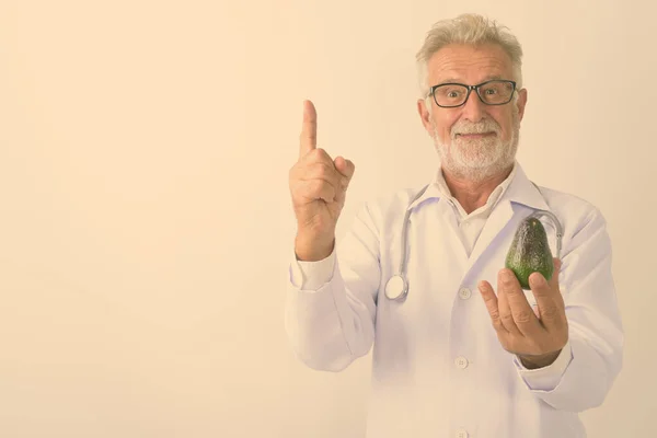 Estúdio Tiro Bonito Homem Barbudo Sênior Médico Segurando Abacate Enquanto — Fotografia de Stock