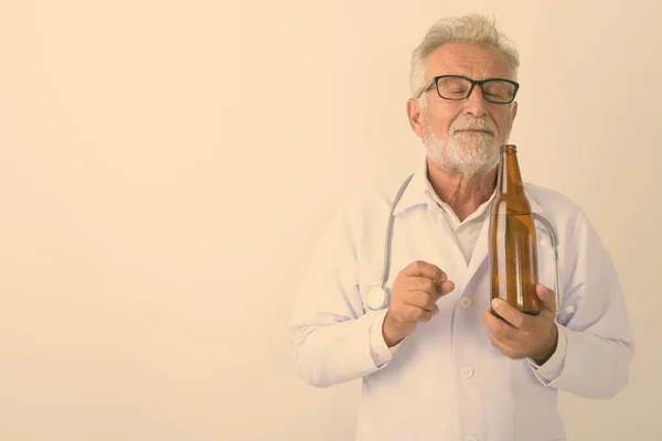Studio Colpo Bello Anziano Barbuto Medico Odore Bottiglia Birra Con — Foto Stock