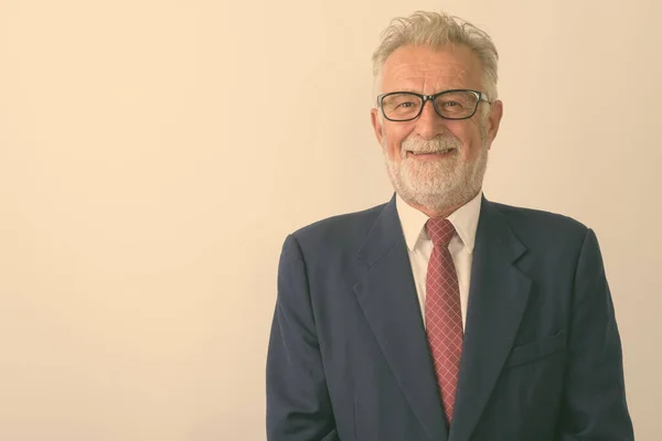 Close Feliz Empresário Barbudo Sênior Sorrindo Enquanto Usava Óculos Contra — Fotografia de Stock