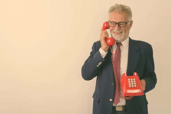 Mutlu Yaşlı Sakallı Adamının Stüdyo Fotoğrafı Eski Telefonda Düşünürken Gülümsüyor — Stok fotoğraf