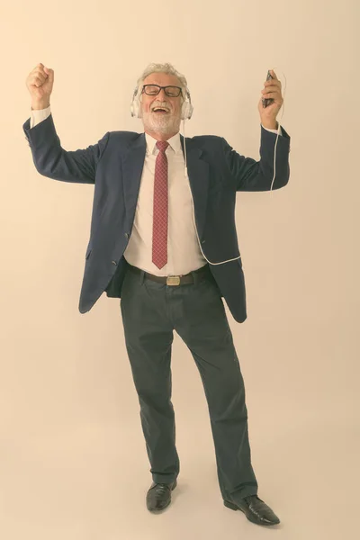 Teljes Test Lövés Boldog Idősebb Szakállas Üzletember Mosolyog Miközben Zenét — Stock Fotó