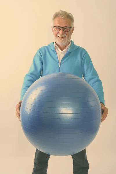 Studio Colpo Felice Anziano Barbuto Uomo Sorridente Piedi Mentre Tenendo — Foto Stock