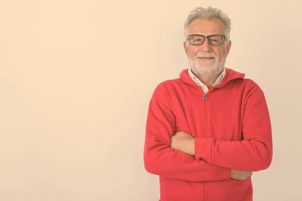 Studio Colpo Felice Anziano Barbuto Uomo Sorridente Con Braccia Incrociate — Foto Stock