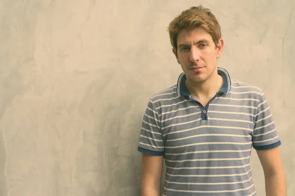 Retrato Hombre Guapo Con Pelo Rubio Contra Pared Hormigón Las —  Fotos de Stock