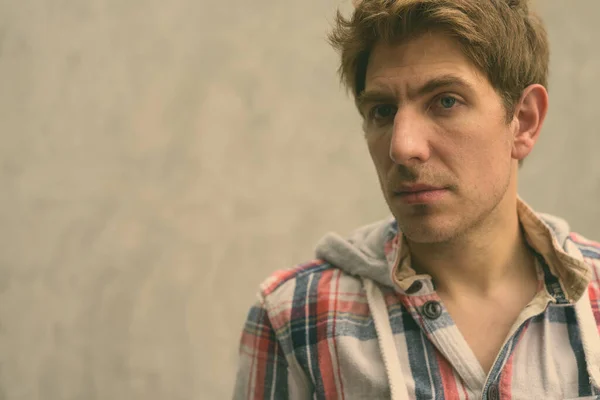 Retrato Hombre Guapo Con Pelo Rubio Contra Pared Hormigón Las —  Fotos de Stock