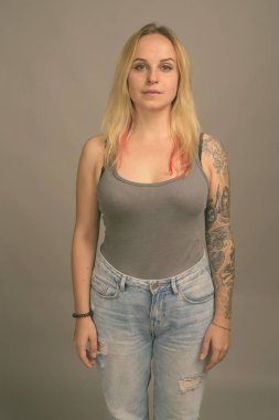 Stüdyoda, el dövmesi Rusça 'da 