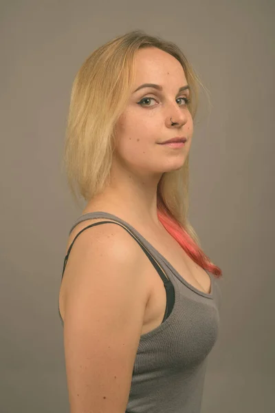 Студийный Снимок Молодой Красивой Блондинки Татуировками Руке Русском Языке Означающими — стоковое фото