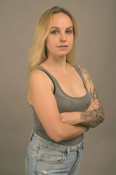 Estúdio Tiro Jovem Bela Mulher Loira Com Tatuagens Mão Russo — Fotografia de Stock