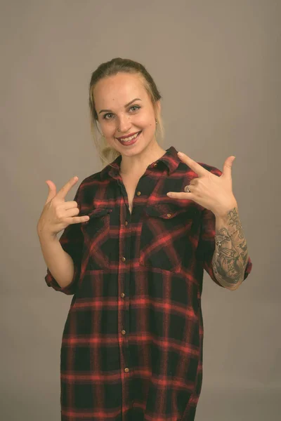 Estúdio Tiro Jovem Bela Mulher Loira Com Tatuagens Mão Russo — Fotografia de Stock