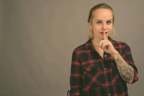Зйомки Студії Молодої Красивої Блондинки Татуюваннями Російській Мові Означає Віра — стокове фото
