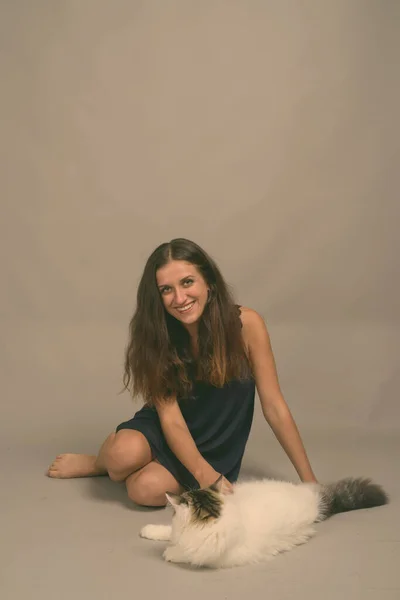 Estúdio Tiro Jovem Bela Mulher Vestindo Vestido Sem Mangas Azul — Fotografia de Stock