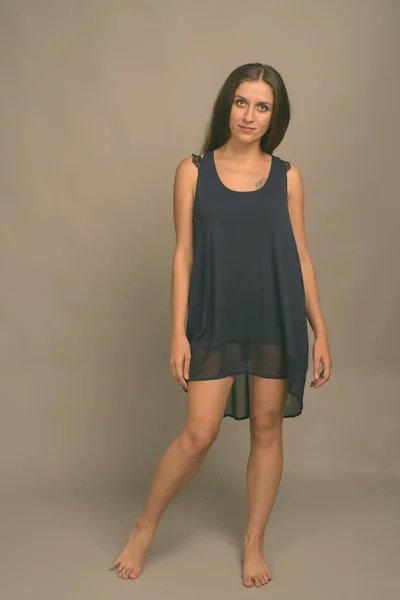 Studioaufnahme Einer Jungen Schönen Frau Blauem Ärmellosen Kleid Vor Grauem — Stockfoto