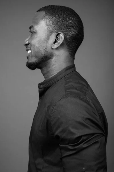 Studioaufnahme Eines Gut Aussehenden Afrikanischen Geschäftsmannes Mit Schwarzem Hemd Vor — Stockfoto