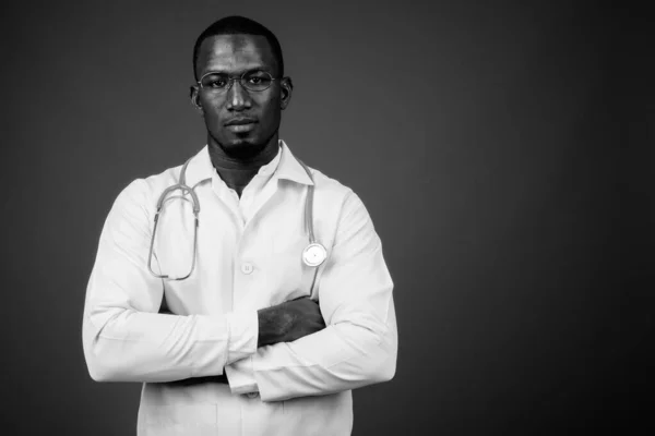 Зйомки Прекрасного Африканського Лікаря Окулярами Коричневому Фоні — стокове фото