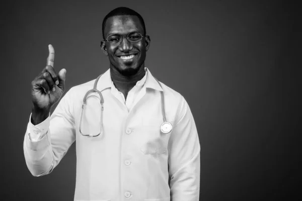 Estúdio Tiro Homem Africano Bonito Médico Vestindo Óculos Contra Fundo — Fotografia de Stock