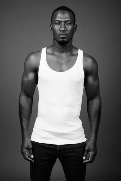 Kahverengi Arka Planda Kolsuz Bluz Giyen Yakışıklı Afrikalı Adamın Stüdyo — Stok fotoğraf