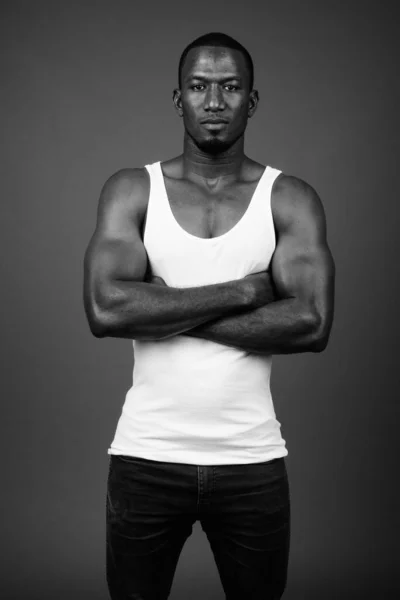 Studio Skott Snygg Muskulös Afrikansk Man Bär Tank Top Mot — Stockfoto