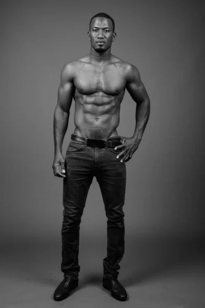 Yakışıklı Kaslı Afrikalı Bir Adamın Kahverengi Arka Planda Üstsüz Fotoğrafı — Stok fotoğraf