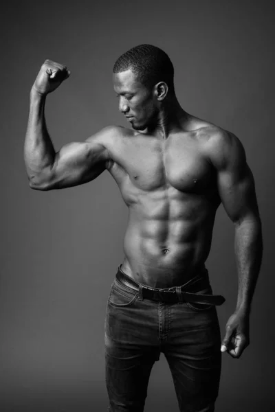 Estudio Disparo Guapo Musculoso Africano Hombre Sin Camisa Sobre Fondo —  Fotos de Stock