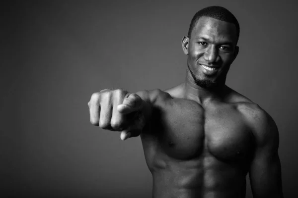 Studio Strzał Przystojny Muskularny Afryki Mężczyzna Bez Koszulki Brązowym Tle — Zdjęcie stockowe