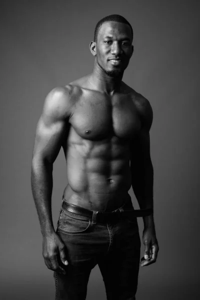Studio Skott Vacker Muskulös Afrikansk Man Skjorta Mot Brun Bakgrund — Stockfoto