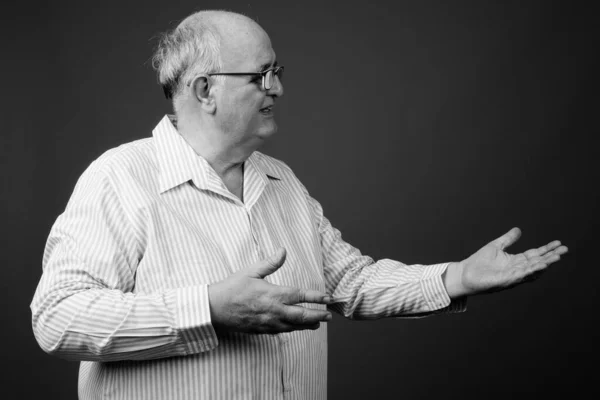 Studio Shot Overweight Senior Man Wearing Eyeglasses Brown Background — Stock Photo, Image