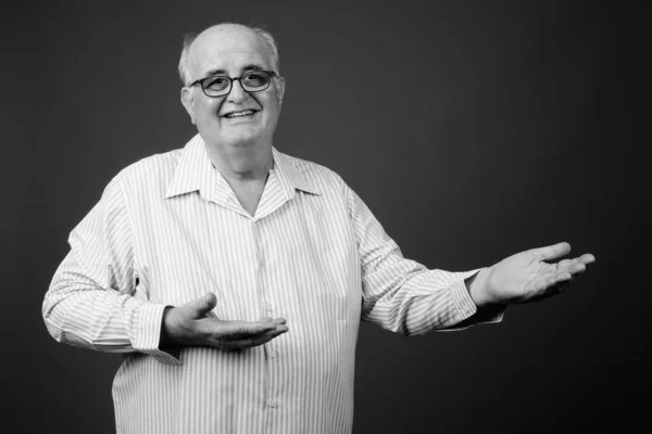 Estudio Tiro Hombre Mayor Con Sobrepeso Con Anteojos Sobre Fondo —  Fotos de Stock