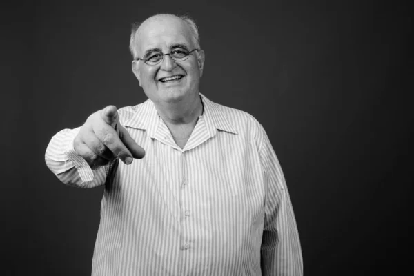 Studio Skott Överviktiga Senior Man Bär Glasögon Mot Brun Bakgrund — Stockfoto
