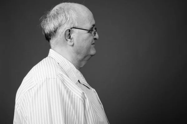 Kahverengi Arka Planda Gözlük Takan Şişman Bir Adamın Stüdyo Fotoğrafı — Stok fotoğraf