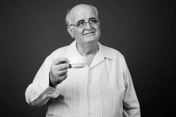 Studio Colpo Sovrappeso Uomo Anziano Indossare Occhiali Contro Sfondo Marrone — Foto Stock