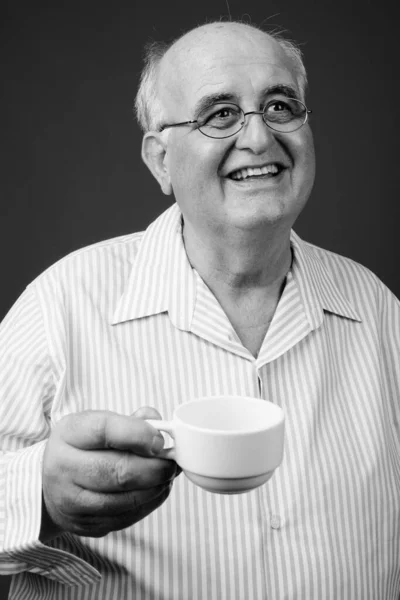 Studio Skott Överviktiga Senior Man Bär Glasögon Mot Brun Bakgrund — Stockfoto