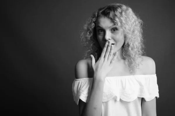 Studio Shot Young Beautiful Woman Blond Curly Hair Gray Background — Stock Photo, Image