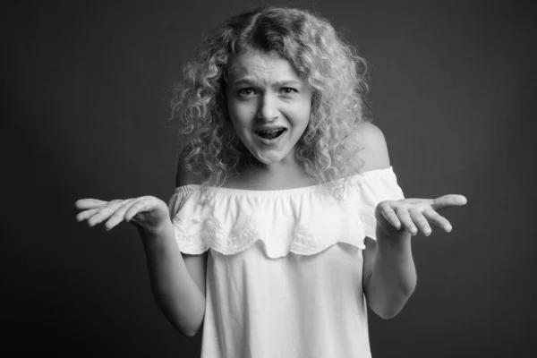 Studio Colpo Giovane Bella Donna Con Capelli Biondi Ricci Contro — Foto Stock