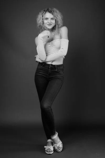 Studio Strzał Młodej Pięknej Kobiety Blond Kręcone Włosy Szarym Tle — Zdjęcie stockowe