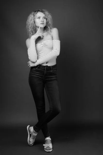 Studio Shot Young Beautiful Woman Blond Curly Hair Gray Background — Stock Photo, Image