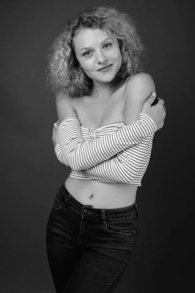 Studio Záběr Mladé Krásné Ženy Blond Kudrnaté Vlasy Proti Šedému — Stock fotografie