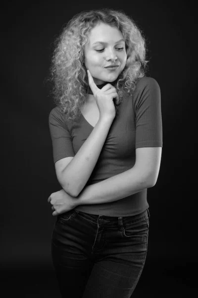 Estúdio Tiro Jovem Mulher Bonita Com Cabelo Encaracolado Loiro Contra — Fotografia de Stock