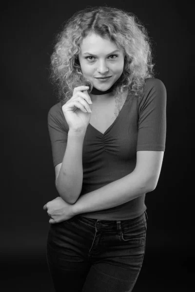 Студійний Знімок Молодої Красивої Жінки Світлим Кучерявим Волоссям Сірому Фоні — стокове фото
