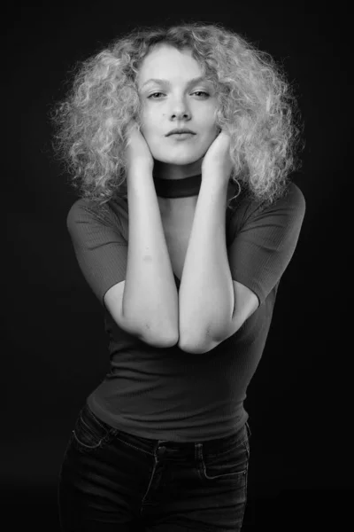 Estúdio Tiro Jovem Mulher Bonita Com Cabelo Encaracolado Loiro Contra — Fotografia de Stock